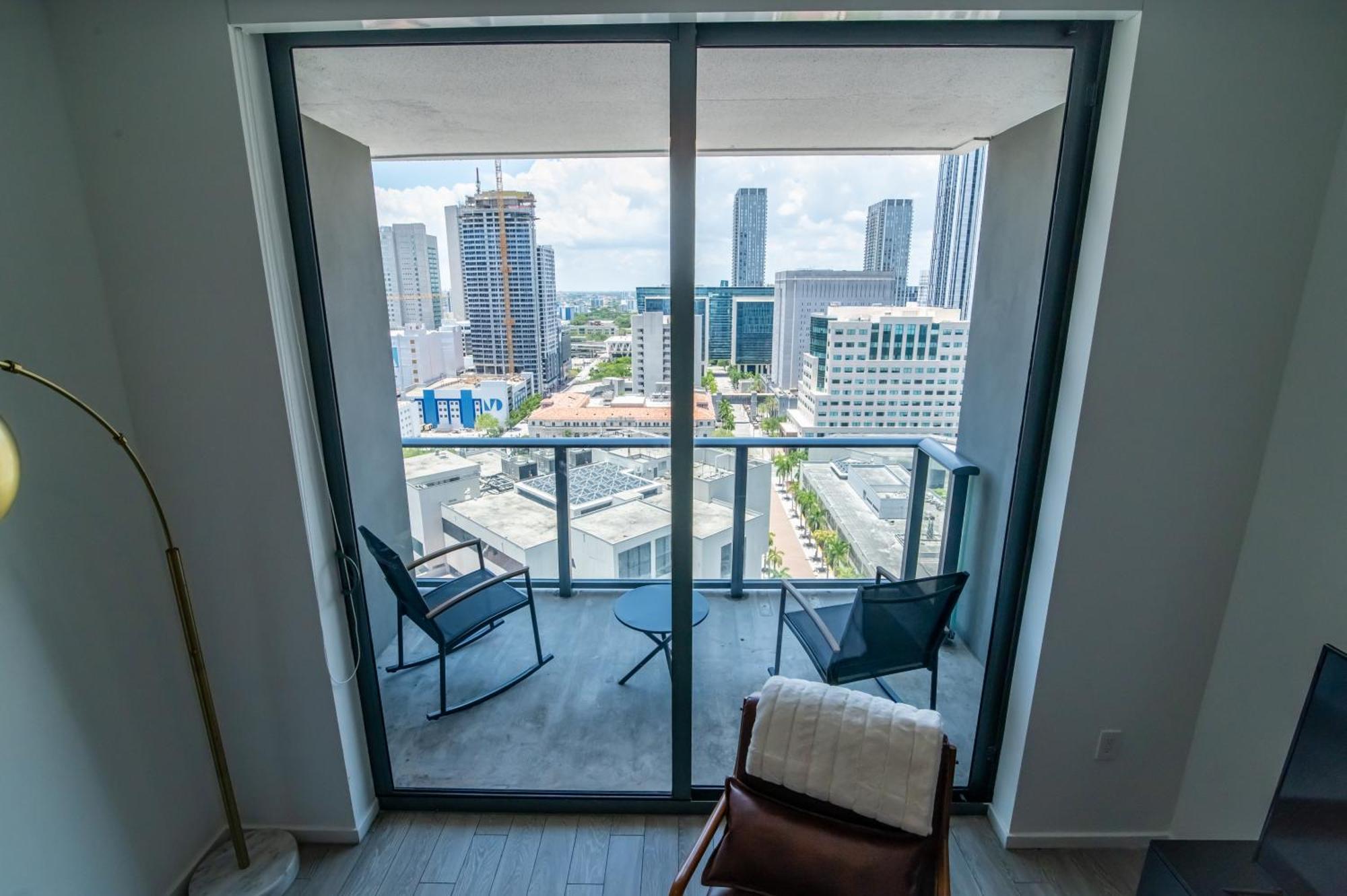 Luxurious King Bed Suite In Downtown Miami Exterior photo