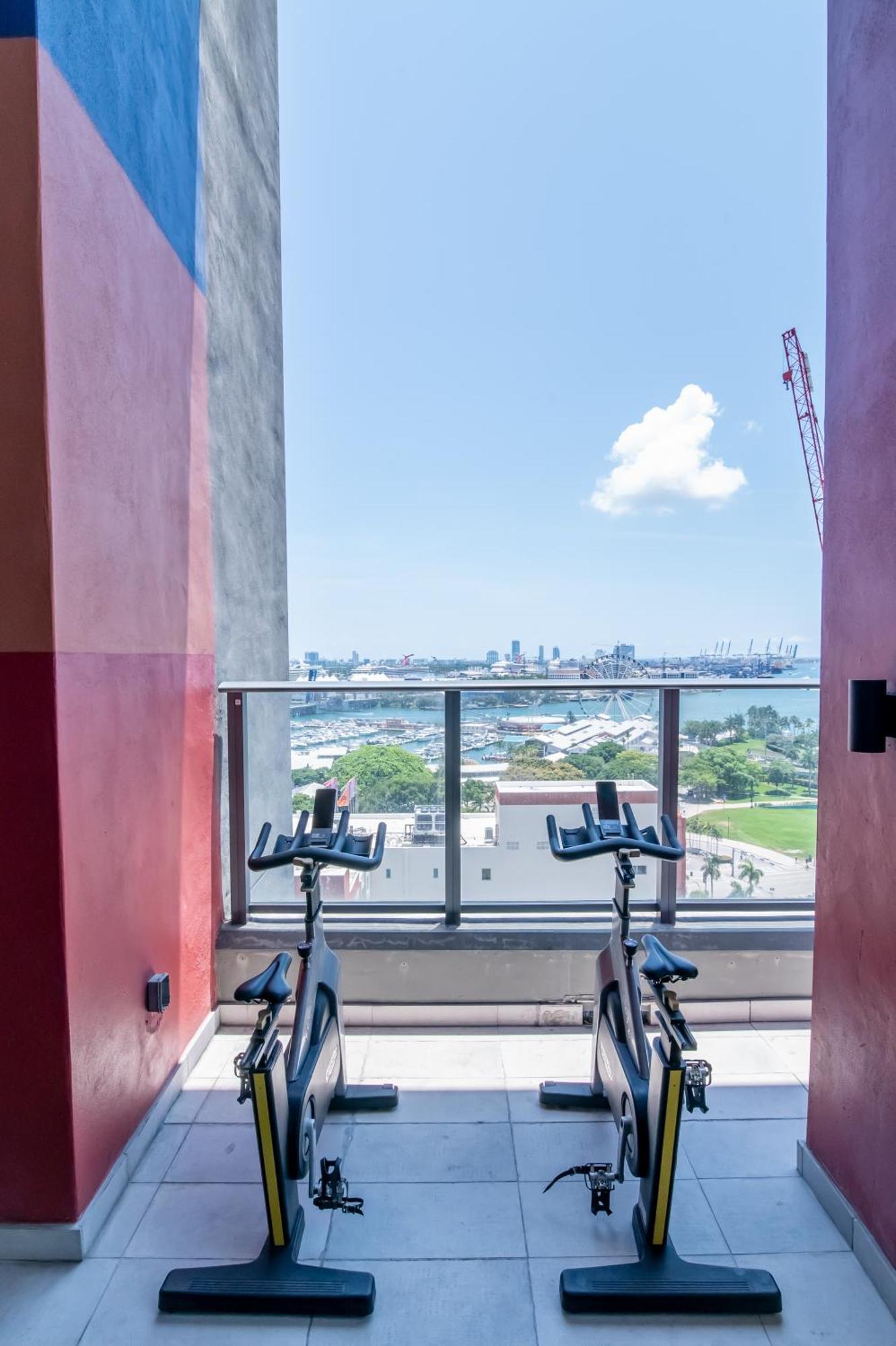 Luxurious King Bed Suite In Downtown Miami Exterior photo