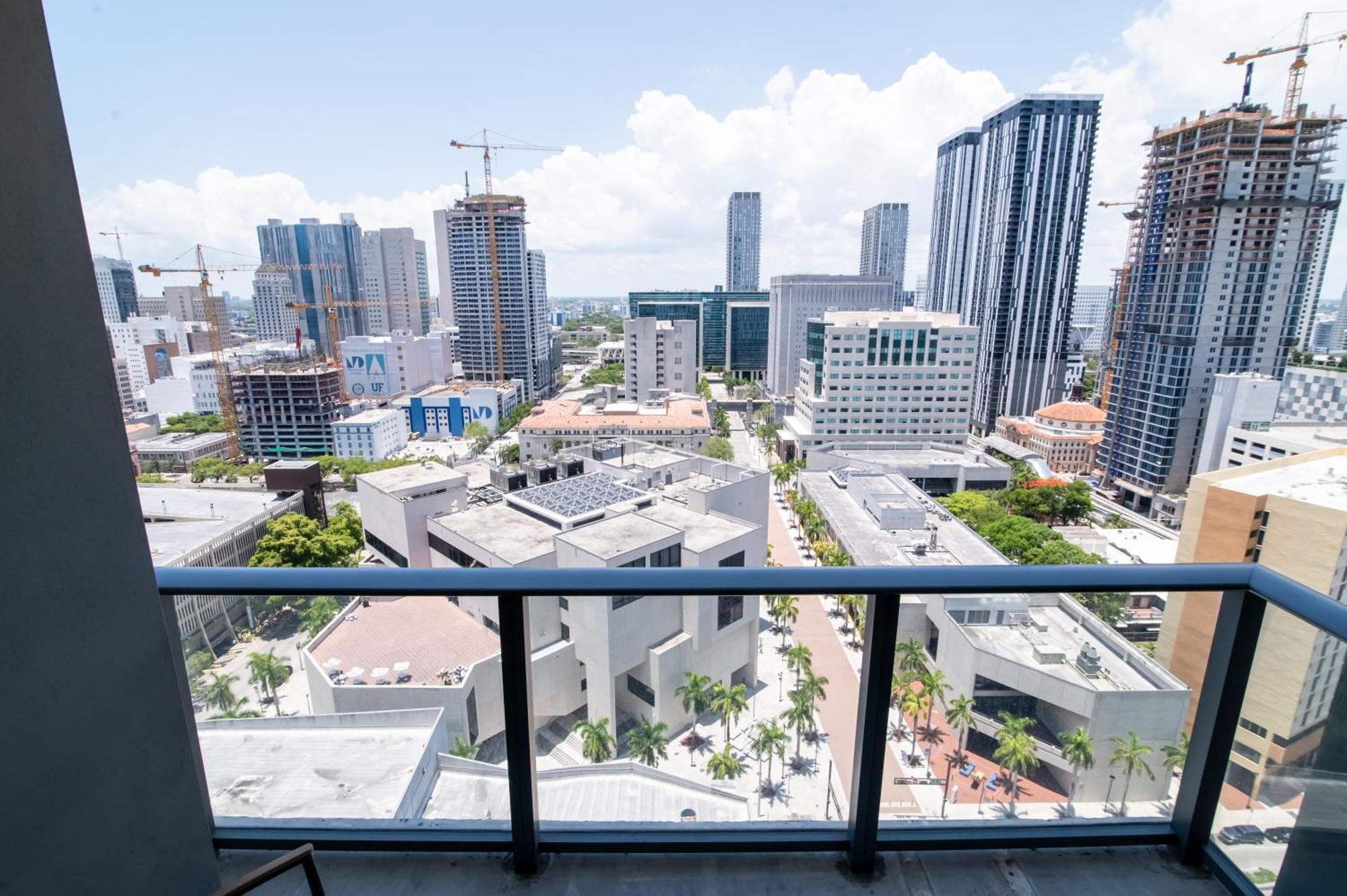 Luxurious King Bed Suite In Downtown Miami Exterior photo
